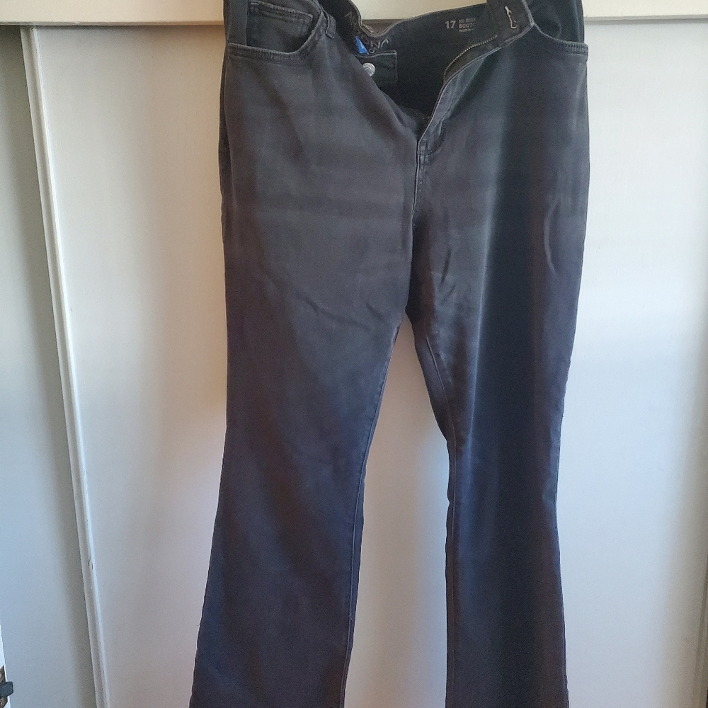 Arizona jean co black hi rise bootcut juniors jeans. Size 17